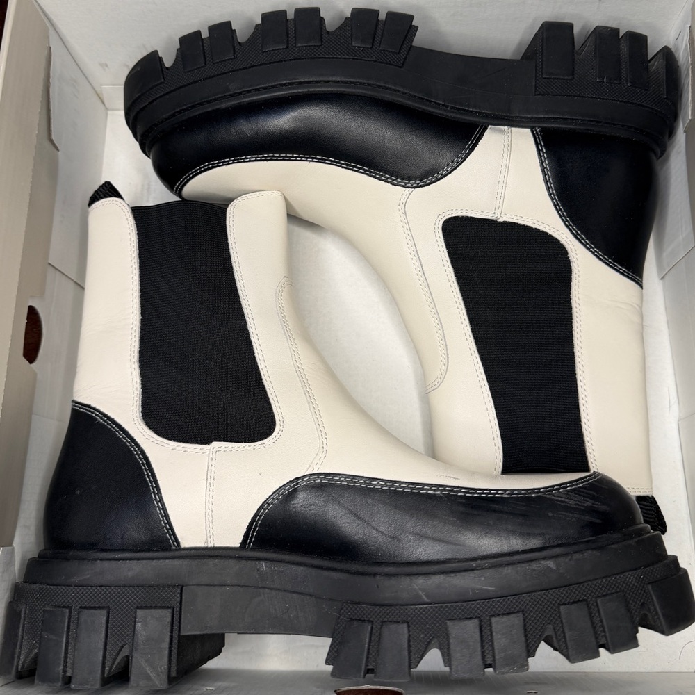 SOLD

Marc Fiaher - Black and Creme Chunky Chelsea Boots